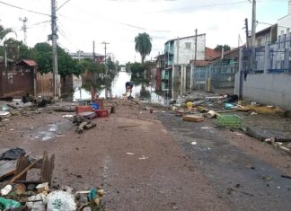 Em alguns pontos do bairro Mathias Velho, em Canoas, a água começou a baixar
