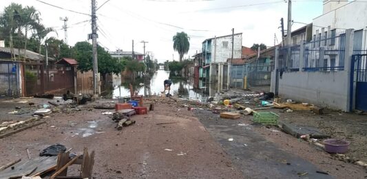 Em alguns pontos do bairro Mathias Velho, em Canoas, a água começou a baixar