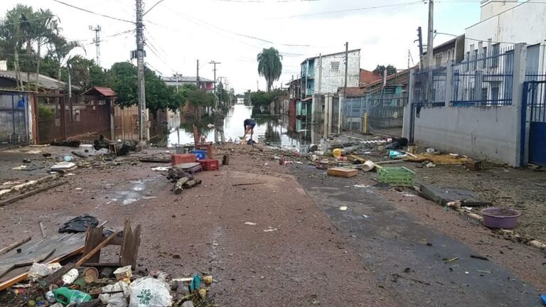 Em alguns pontos do bairro Mathias Velho, em Canoas, a água começou a baixar
