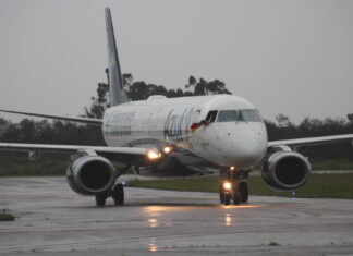 Uma aeronave da Azul desembarcou na Base Aérea de Canoas na tarde desta quarta-feira (8) com mantimentos arrecadados pela empresa