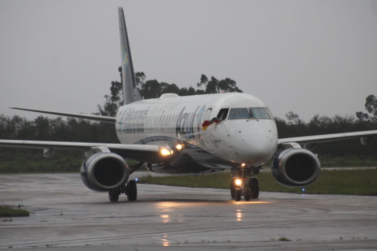 Uma aeronave da Azul desembarcou na Base Aérea de Canoas na tarde desta quarta-feira (8) com mantimentos arrecadados pela empresa