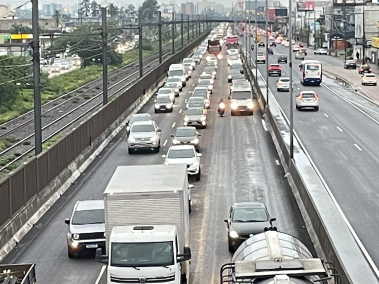 A BR-116, em Canoas, está congestionada após registrar um intenso fluxo de veículos na manhã desta quinta-feira (2). A chuva que castigou o Estado nas últimas horas combinado com duas ocorrências de trânsito, ajudou a deixar fluxo de veículos carregado.