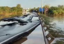 O asfalto da BR-386, entre Nova Santa Rita e Montenegro, está destruído. O problema é reflexo das águas do Rio Caí que invadiram a rodovia