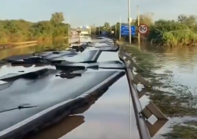 O asfalto da BR-386, entre Nova Santa Rita e Montenegro, está destruído. O problema é reflexo das águas do Rio Caí que invadiram a rodovia