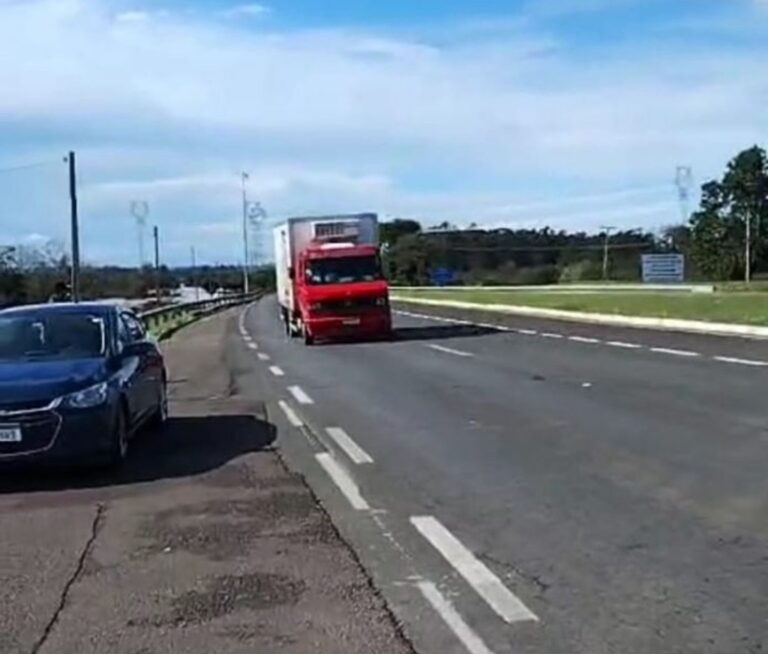O tráfego está operando em contrafluxo em uma faixa da alça de acesso