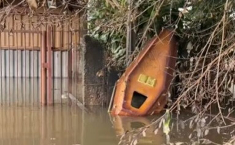 Enchente em Canoas: Caixão é visto boiando em rua inundada