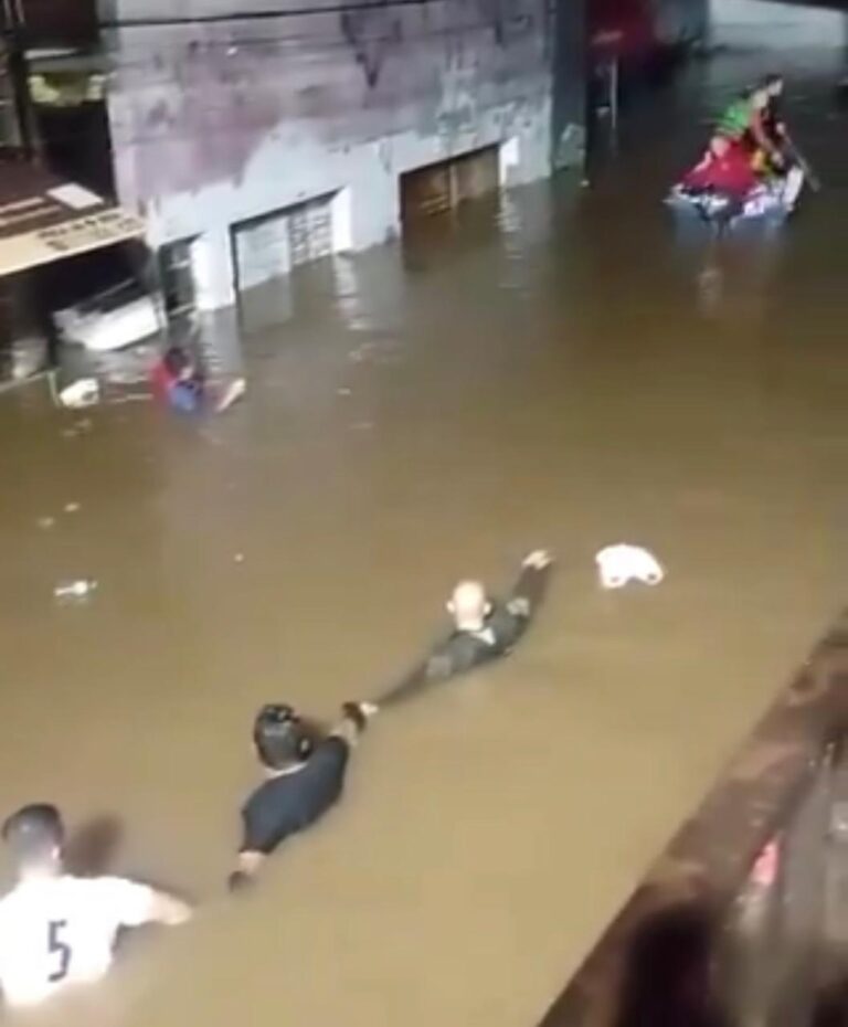 Voluntários formaram uma espécie de cordão humano durante o resgate de pessoas ilhadas no bairro Mathias Velho, em Canoas