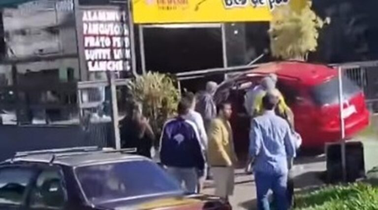 Carro invade lancheria em Canoas