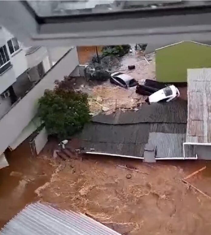 A Defesa Civil do Rio Grande do Sul confirmou na manhã desta quinta-feira (1°) oito mortes causadas pelas chuvas. Além disso, em boletim, o órgão informou que mais de duas mil pessoas tiveram que deixar suas casas.