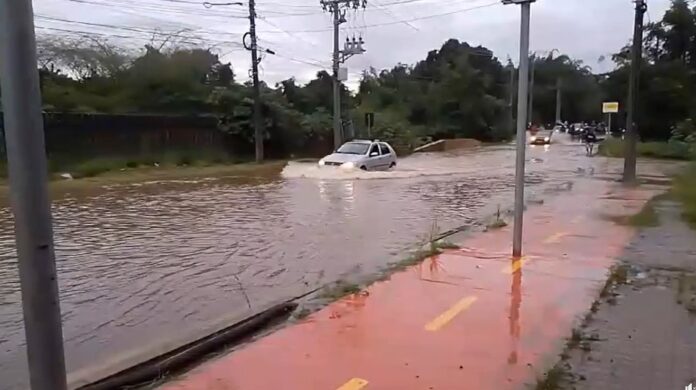 Motoristas que trafegam entre Canoas e Cachoeirinha precisam redobrar a atenção. Pelas avenidas Santos Ferreira e das Indústrias, há muito acúmulo de água.