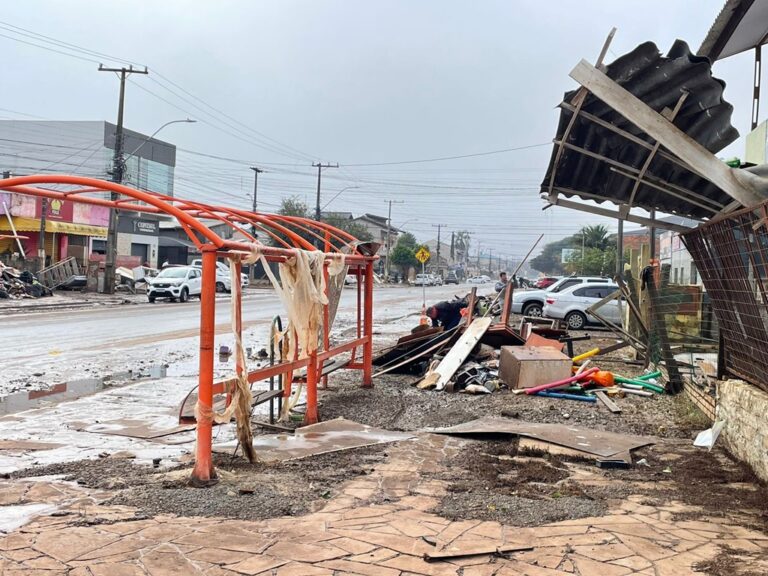 Enchente em Canoas deixa rastro de destruição na principal avenida do Mathias Velho