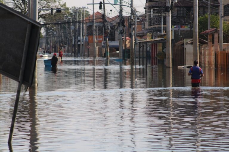 Enchente em Canoas: Água recua no bairro Rio Branco, mas moradores ainda não conseguem voltar para suas casas
