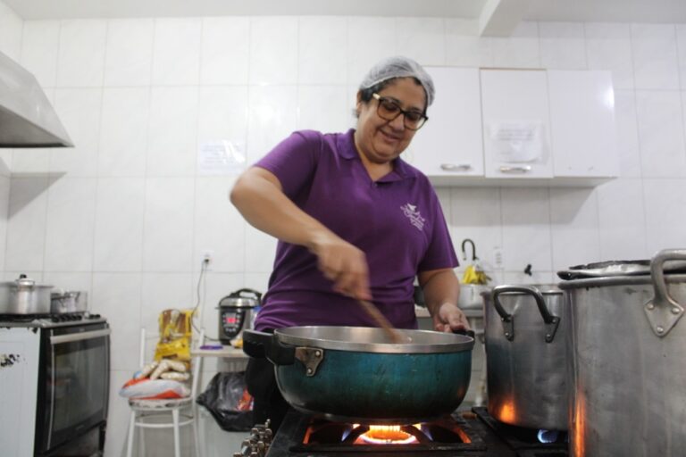 Enchentes em Canoas: Empresária produz mais de 90 mil marmitas para desabrigados