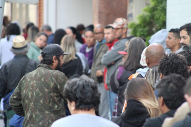 A agência da Caixa Econômica Federal, localizada no Centro de Canoas, foi tomada por uma lona fila nesta sexta-feira (17)