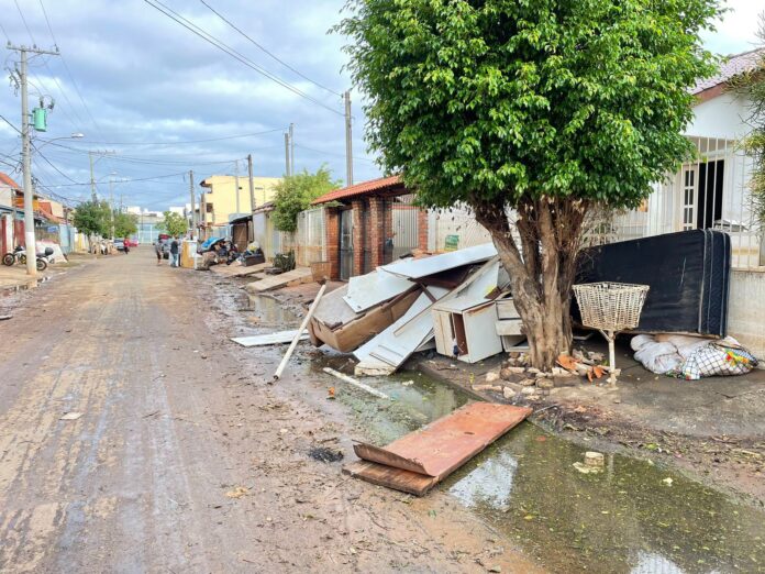 Enchente em Canoas: moradores de uma área do bairro Mato Grande, começaram a retornar para suas casas nesta segunda-feira (20)