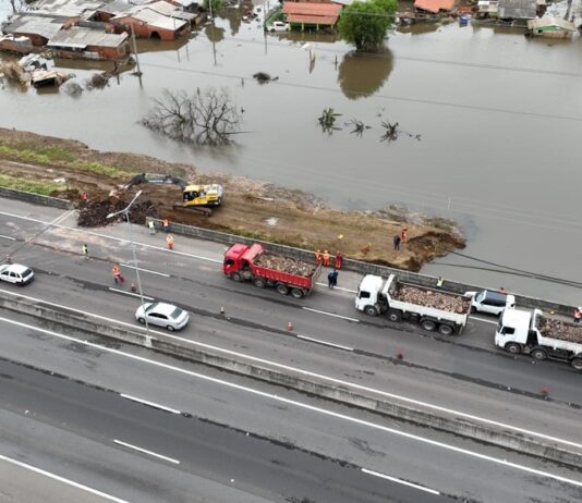 A Prefeitura de Canoas começou nesta segunda-feira (20) a obra de fechamento do dique do bairro Rio Branco. Na estrutura, estão sendo utilizados como pedra, areia e terra.