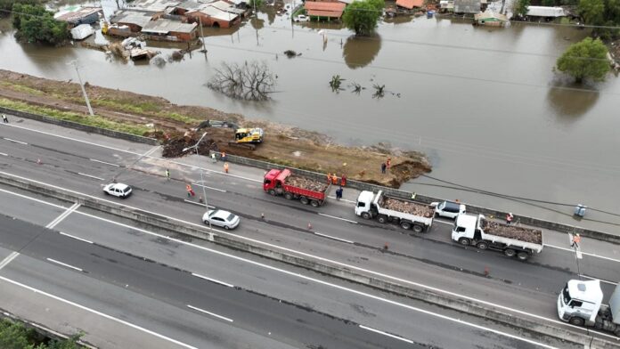 A Prefeitura de Canoas começou nesta segunda-feira (20) a obra de fechamento do dique do bairro Rio Branco. Na estrutura, estão sendo utilizados como pedra, areia e terra.