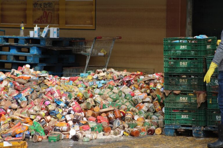 No bairro Fátima, com o recuo das águas, moradores voltaram para suas casas para contabilizar os estragos causados pela enchente em Canoas. Nesta quarta-feira (22), comerciantes também retornaram.