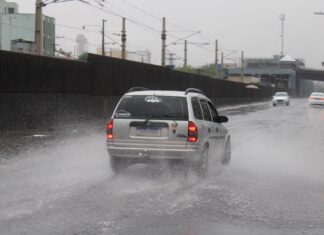 A forte chuva desta quinta-feira (23) causa mais problemas a áreas atingidas pela enchente em Canoas. No bairro Mathias Velho, a água voltou a invadir a pista da Avenida Guilherme Schell.