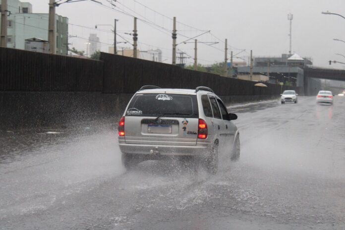 A forte chuva desta quinta-feira (23) causa mais problemas a áreas atingidas pela enchente em Canoas. No bairro Mathias Velho, a água voltou a invadir a pista da Avenida Guilherme Schell.