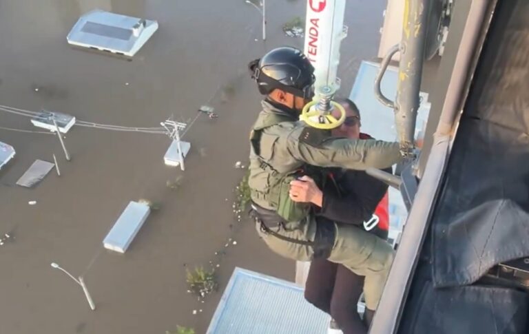 Enchente em Canoas: Com a ajuda de drone, Exército resgata sete pessoas e pets no topo de prédio
