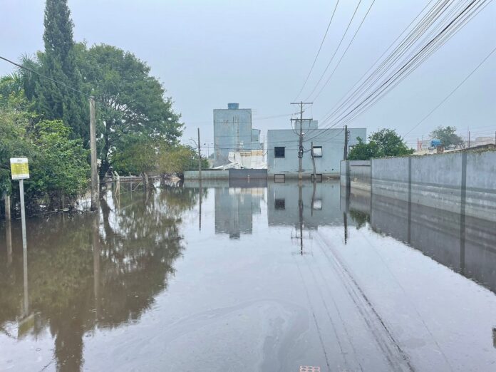 O nível do Rio Gravataí está baixando em Canoas. Na manhã desta quinta-feira (16) a Prefeitura retirou o alerta de evacuação do bairro Niterói.