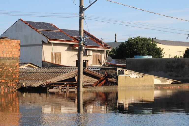 O vereador de Canoas, Abmael Oliveira (PL) sugeriu a outros parlamentares a criação de um auxílio emergencial para moradores atingidos pelas enchentes.