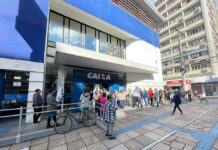 Quem procura por atendimento na Caixa Econômica Federal (CEF) no Centro de Canoas está enfrentando uma grande fila na manhã desta sexta-feira (17). O grande movimento é devido às solicitações do saque calamidade do FGTS, ao pagamento antecipado do Bolsa Família e ao abono salarial, gerando uma alta demanda de atendimento.