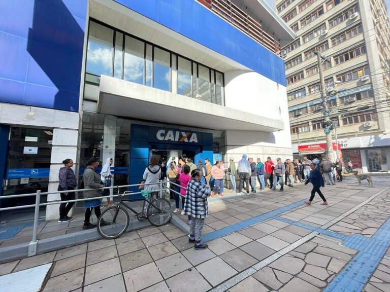 Quem procura por atendimento na Caixa Econômica Federal (CEF) no Centro de Canoas está enfrentando uma grande fila na manhã desta sexta-feira (17). O grande movimento é devido às solicitações do saque calamidade do FGTS, ao pagamento antecipado do Bolsa Família e ao abono salarial, gerando uma alta demanda de atendimento.