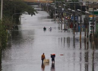 A Prefeitura de Canoas estima que a água da enchente deverá escoar em até 30 dias nos bairros que estão submersos. "Em algumas áreas, a água deverá baixar mais rápido", afirma o prefeito Jairo Jorge.