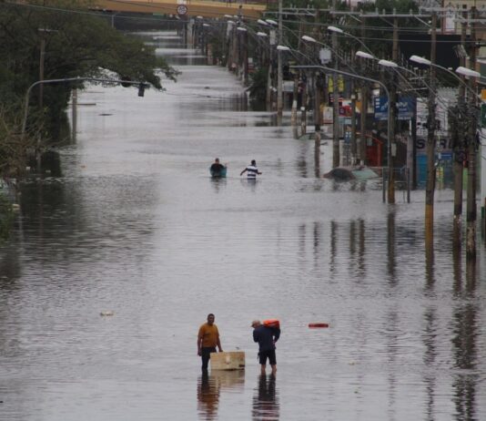 A Prefeitura de Canoas estima que a água da enchente deverá escoar em até 30 dias nos bairros que estão submersos. "Em algumas áreas, a água deverá baixar mais rápido", afirma o prefeito Jairo Jorge.