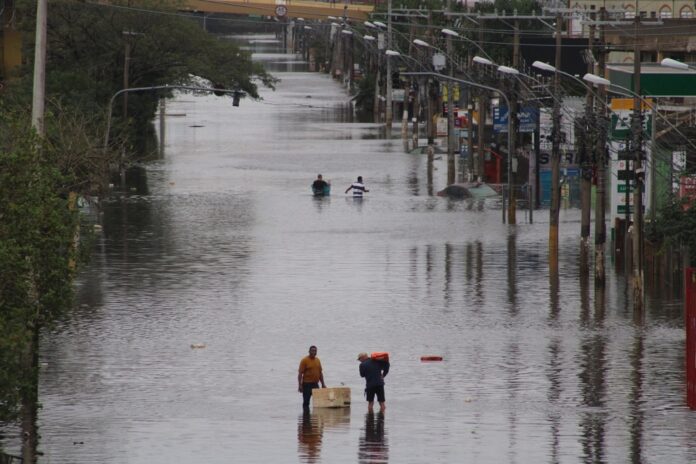 A Prefeitura de Canoas estima que a água da enchente deverá escoar em até 30 dias nos bairros que estão submersos. 