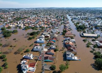 "Estamos vivendo o maior pesadelo de nossas vidas", afirma uma moradora do bairro Harmonia, vítima da enchente em Canoas