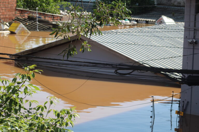 Cerca de 80 mil casas foram atingidas pela enchente em Canoas. Em entrevista à Rádio Gaúcha, o prefeito Jairo Jorge destaca que além dos imóveis, há empresas, fábricas, escola e unidades de saúde, que foram destruídos pela força da água
