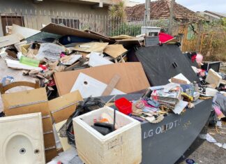 Nesta segunda-feira (20), moradores do Bairro São Luis, em Canoas, começaram a limpeza de suas casas após a devastadora enchente que atingiu a região. O bairro foi uma das áreas mais afetadas na cidade.