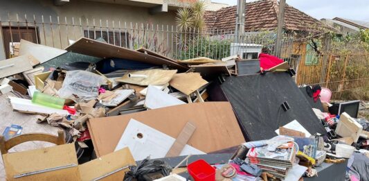 Nesta segunda-feira (20), moradores do Bairro São Luis, em Canoas, começaram a limpeza de suas casas após a devastadora enchente que atingiu a região. O bairro foi uma das áreas mais afetadas na cidade.