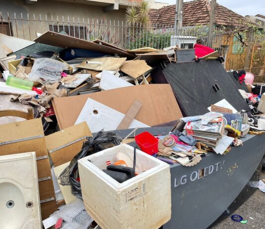 Nesta segunda-feira (20), moradores do Bairro São Luis, em Canoas, começaram a limpeza de suas casas após a devastadora enchente que atingiu a região. O bairro foi uma das áreas mais afetadas na cidade.
