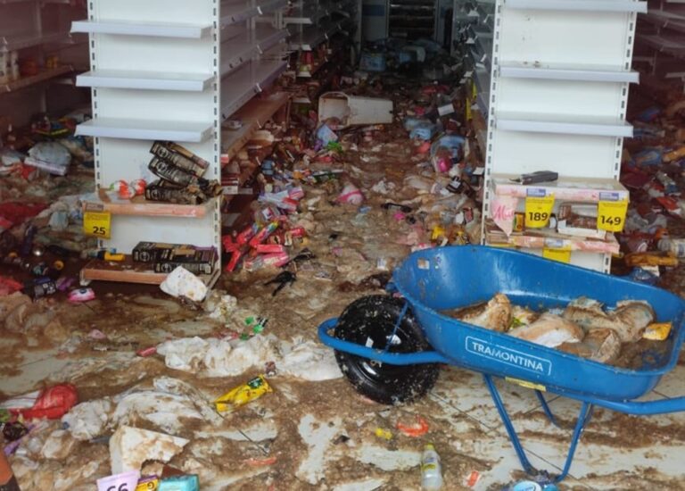 Enchente em Canoas: Água invade farmácia e destrói estoque