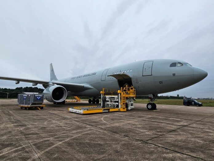 Aeronave da Força Aérea Brasileira (FAB) pousou nesta quinta-feira (16), em Canoas. O avião do modelo KC-30, com doações para afetados pela enchente