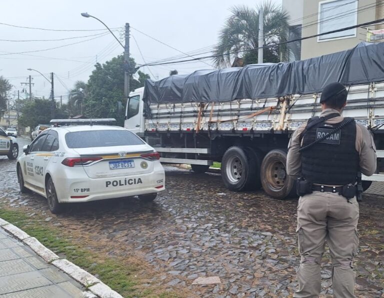 Enchente em Canoas: Brigada Militar apreende fardos de água doados para vítimas que estavam sendo vendidos