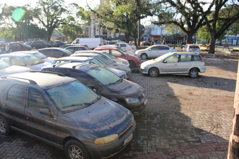 Enchente em Canoas: Praça vira cemitério de carros