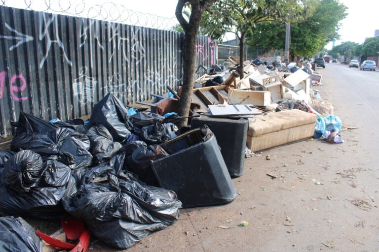 Enchente em Canoas: Lixo, entulho e alimentos estragados se acumulam no Fátima