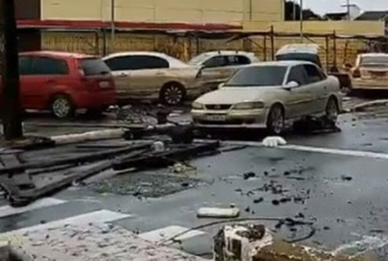 Água recua e revela cenário de guerra no Mathias Velho em Canoas