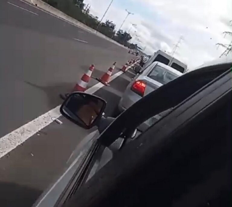 Enchente em Canoas: O acesso ao Mathias Velho tem muito congestionamento neste domingo (26). A estrada de serviço fica próxima a BR-448