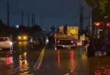 As águas do Rio Gravataí invadiram a avenida Guilherme Schell, em Canoas, na noite desta quinta-feira (2)