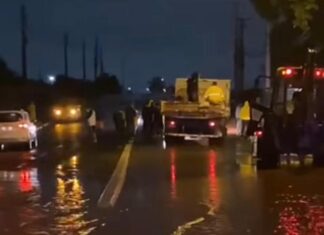 As águas do Rio Gravataí invadiram a avenida Guilherme Schell, em Canoas, na noite desta quinta-feira (2)