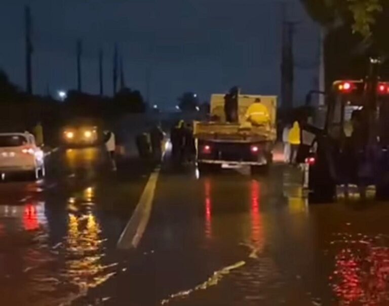 As águas do Rio Gravataí invadiram a avenida Guilherme Schell, em Canoas, na noite desta quinta-feira (2)