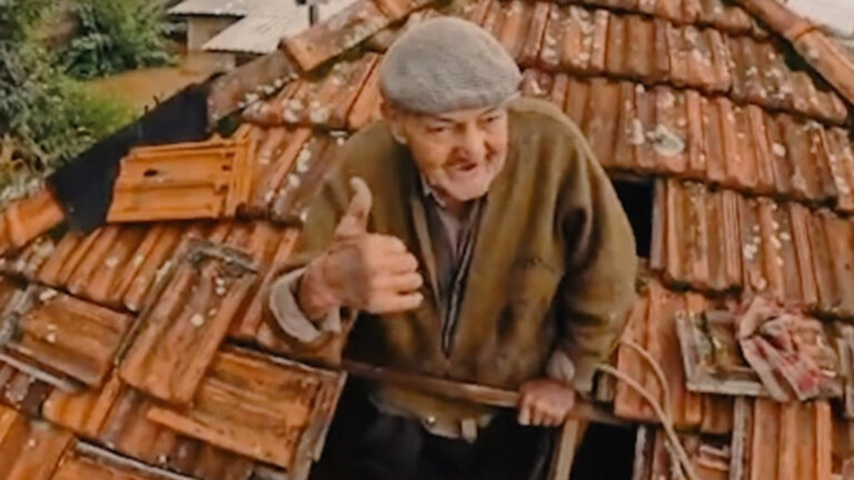 Idoso sorri ao ser resgatado no telhado de casa em Canoas