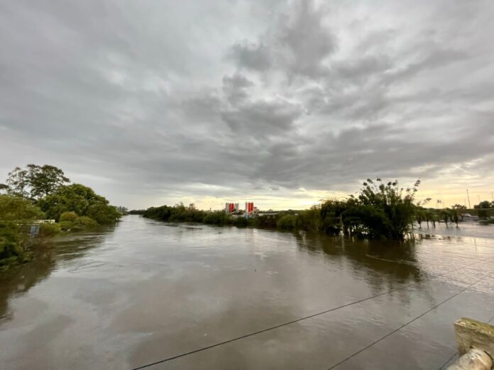 O Rio Gravataí registrou aumento em seu volume devido às chuvas do último fim de semana, atingindo 5m86cm no início da tarde desta segunda-feira (13), um aumento de 10 centímetros em relação ao dia anterior.