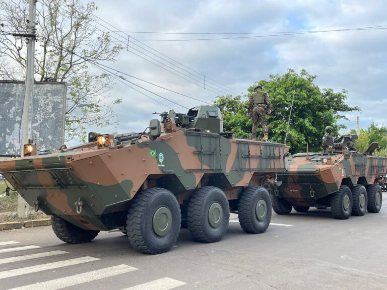 Enchente em Canoas: Veículos anfíbios do Exército chegam na cidade